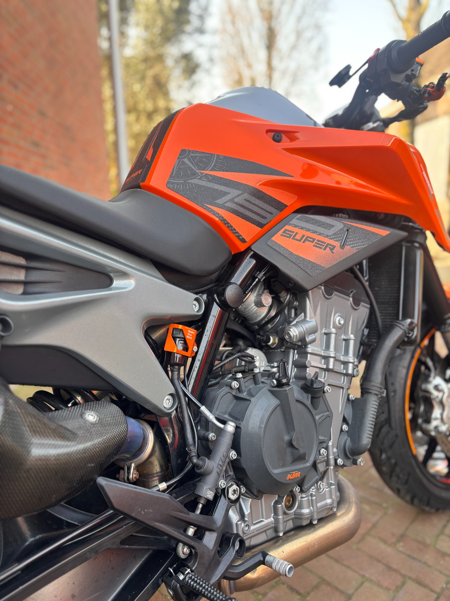 Tank en motorblok van de KTM 790 Duke L