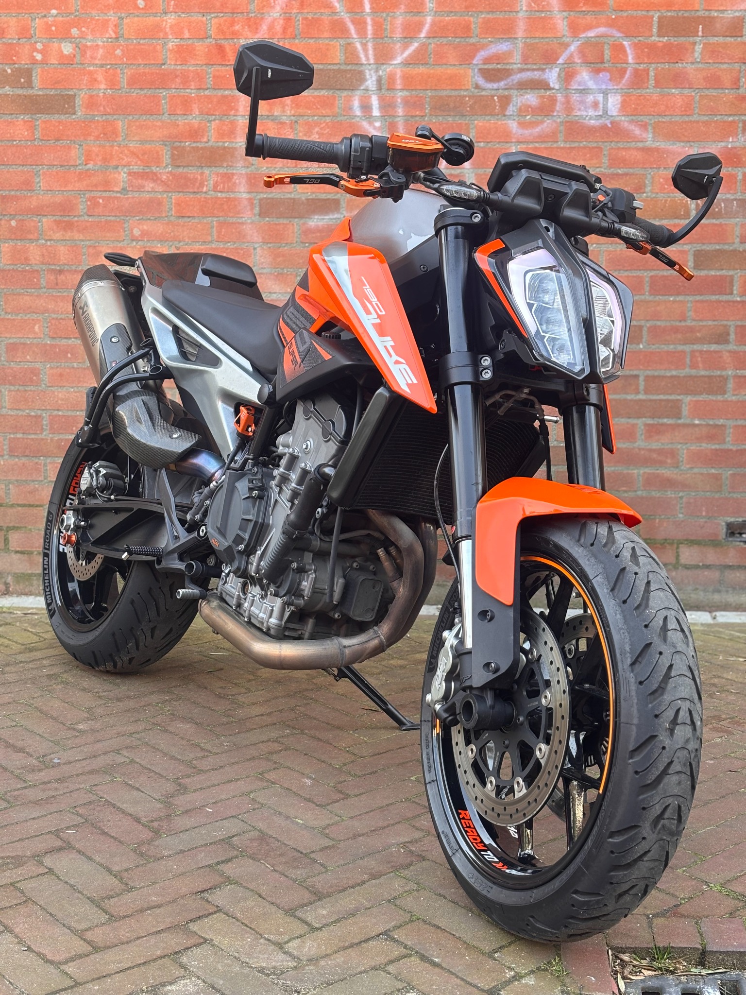 KTM 790 Duke L schuin van voren