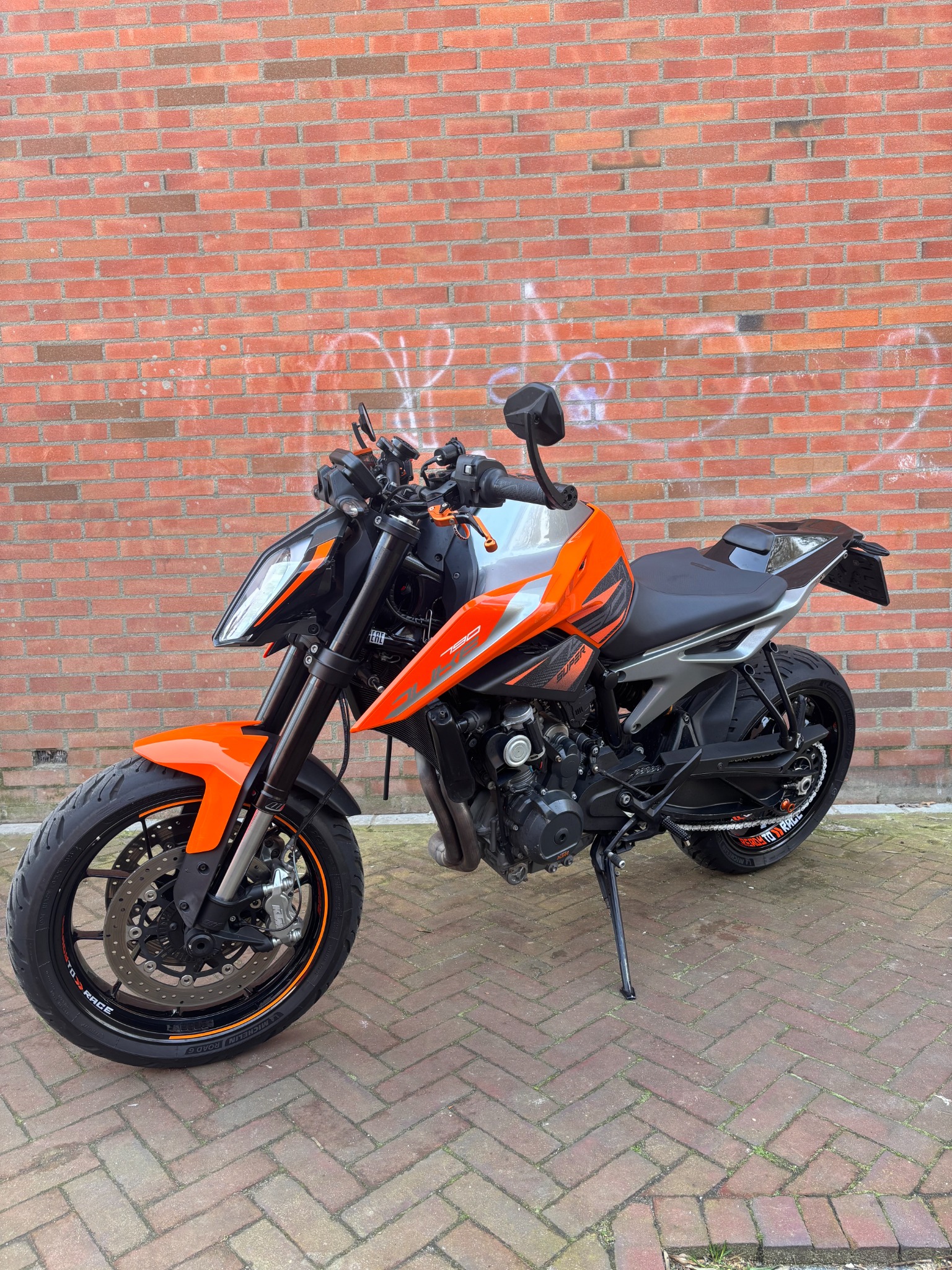 KTM 790 Duke L uit 2019 in oranje, volledig zijaanzicht